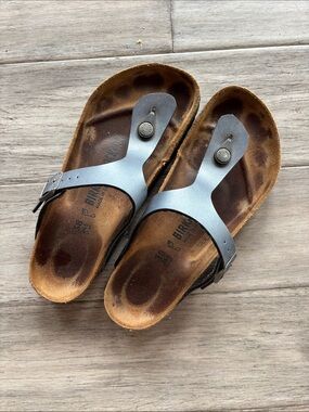 Birkenstock Metallic Gray Thong Sandals with Brown Footbed
